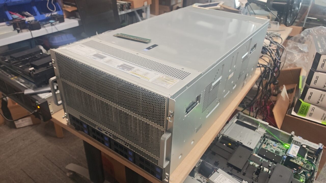 8卡GPU服务器项目整机实拍,展示机箱外观及现场准备环境