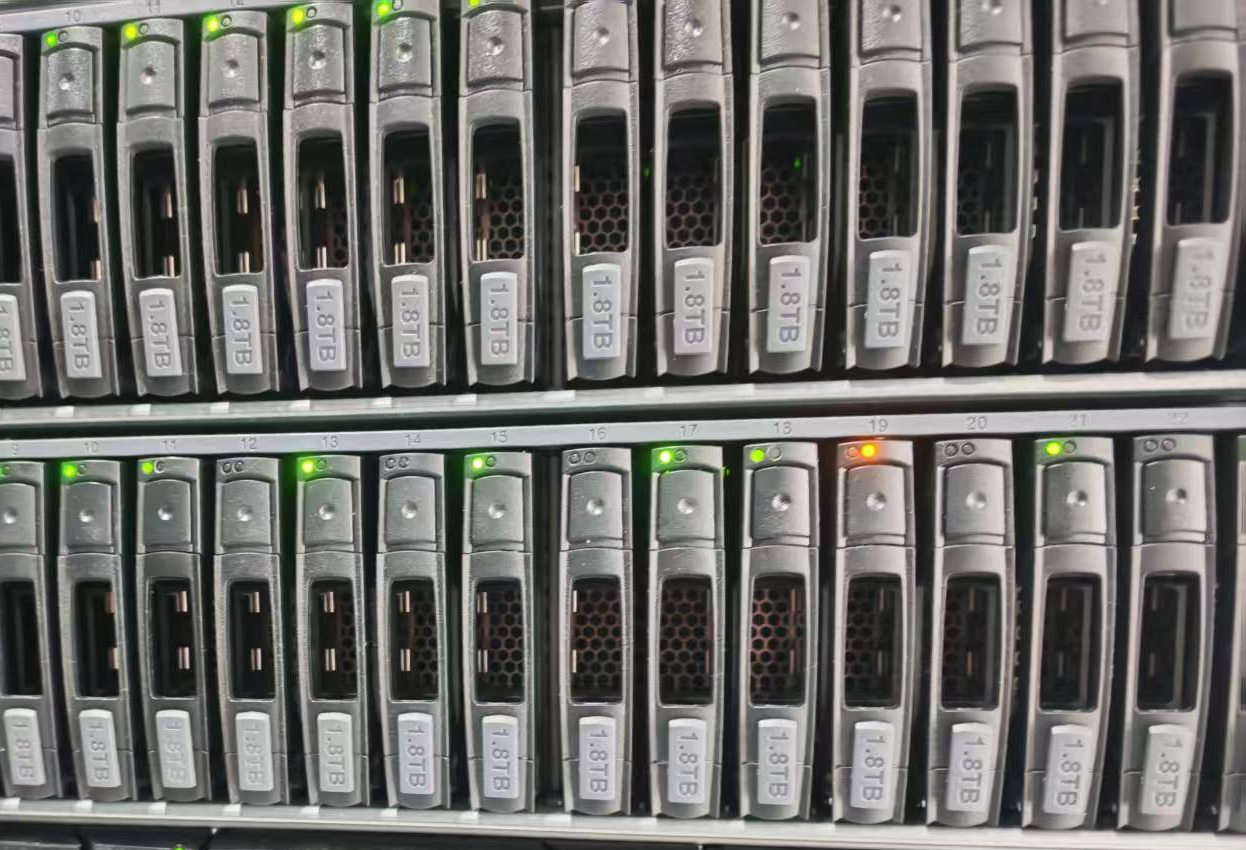 1.8TB 磁盘盘位黄灯现场近照;周边设备已裁去。