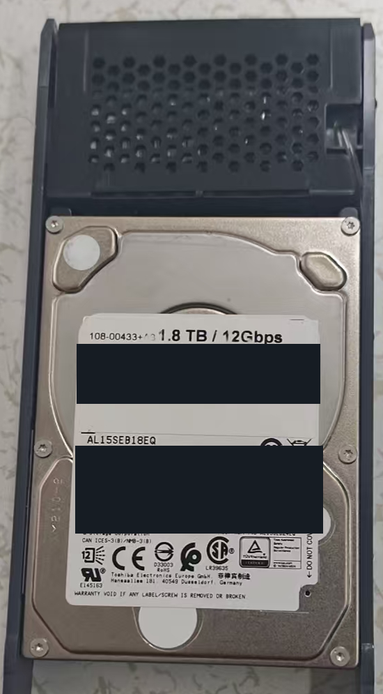 1.8TB SAS 备件照片;条码、序列号和 WWN 已遮挡,型号与容量区保留。