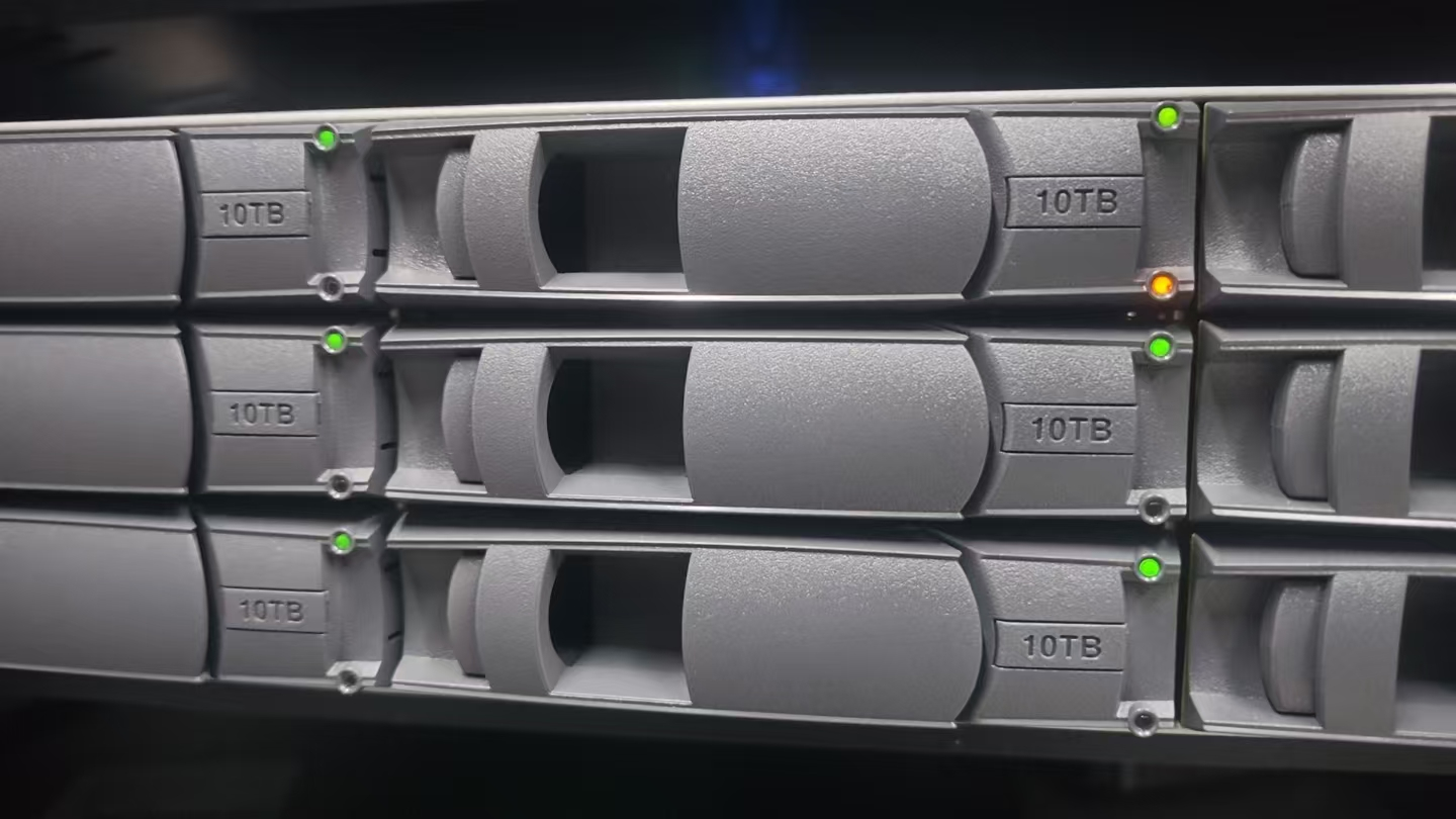 10TB 盘位黄灯现场近照；人工检查未发现身份标识。