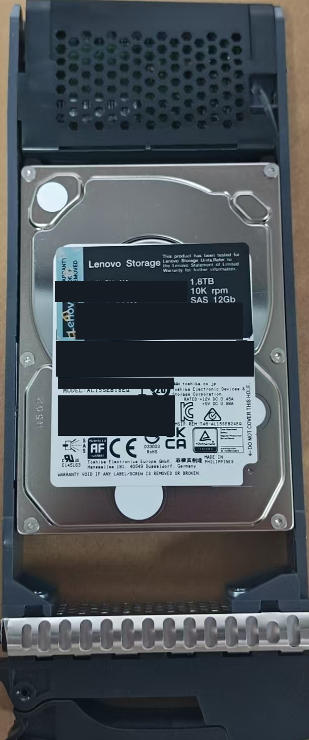 1.8TB SAS替换盘近照;序列号、条码、料号、WWN及生产识别信息已实色遮挡,容量与接口信息保留。